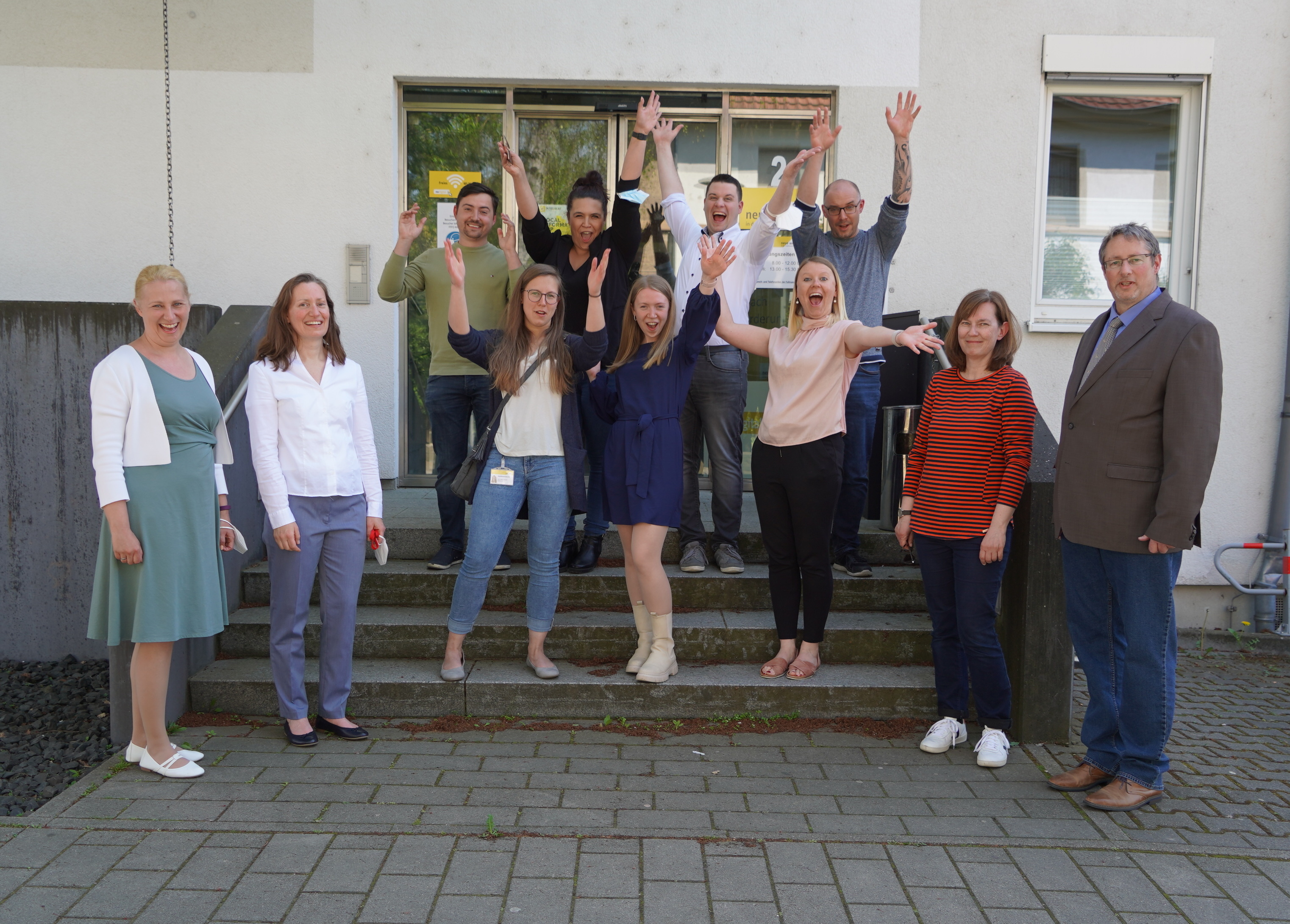 Die Freude war groß (v.l.n.r.): Die Erste Kreisbeigeordnete Diana Stolz, die Leiterin des Eigenbetriebs Neue Wege Kreis Bergstraße – Kommunales Jobcenter, Dr. Melanie Marysko, sowie (v.r.n.l.) Thomas Heidemüller von VC-Coaching eG. und Maren Frangen von der IHK Darmstadt freuen sich gemeinsam mit den Teilnehmenden (Mitte).