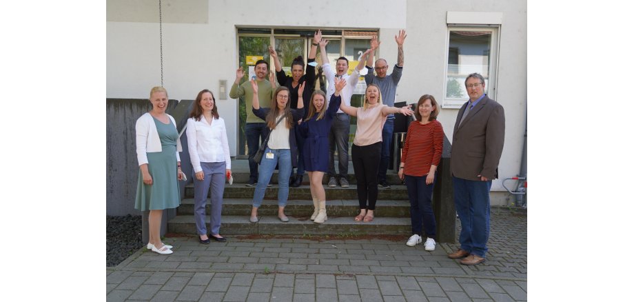 Die Freude war groß (v.l.n.r.): Die Erste Kreisbeigeordnete Diana Stolz, die Leiterin des Eigenbetriebs Neue Wege Kreis Bergstraße – Kommunales Jobcenter, Dr. Melanie Marysko, sowie (v.r.n.l.) Thomas Heidemüller von VC-Coaching eG. und Maren Frangen von der IHK Darmstadt freuen sich gemeinsam mit den Teilnehmenden (Mitte).