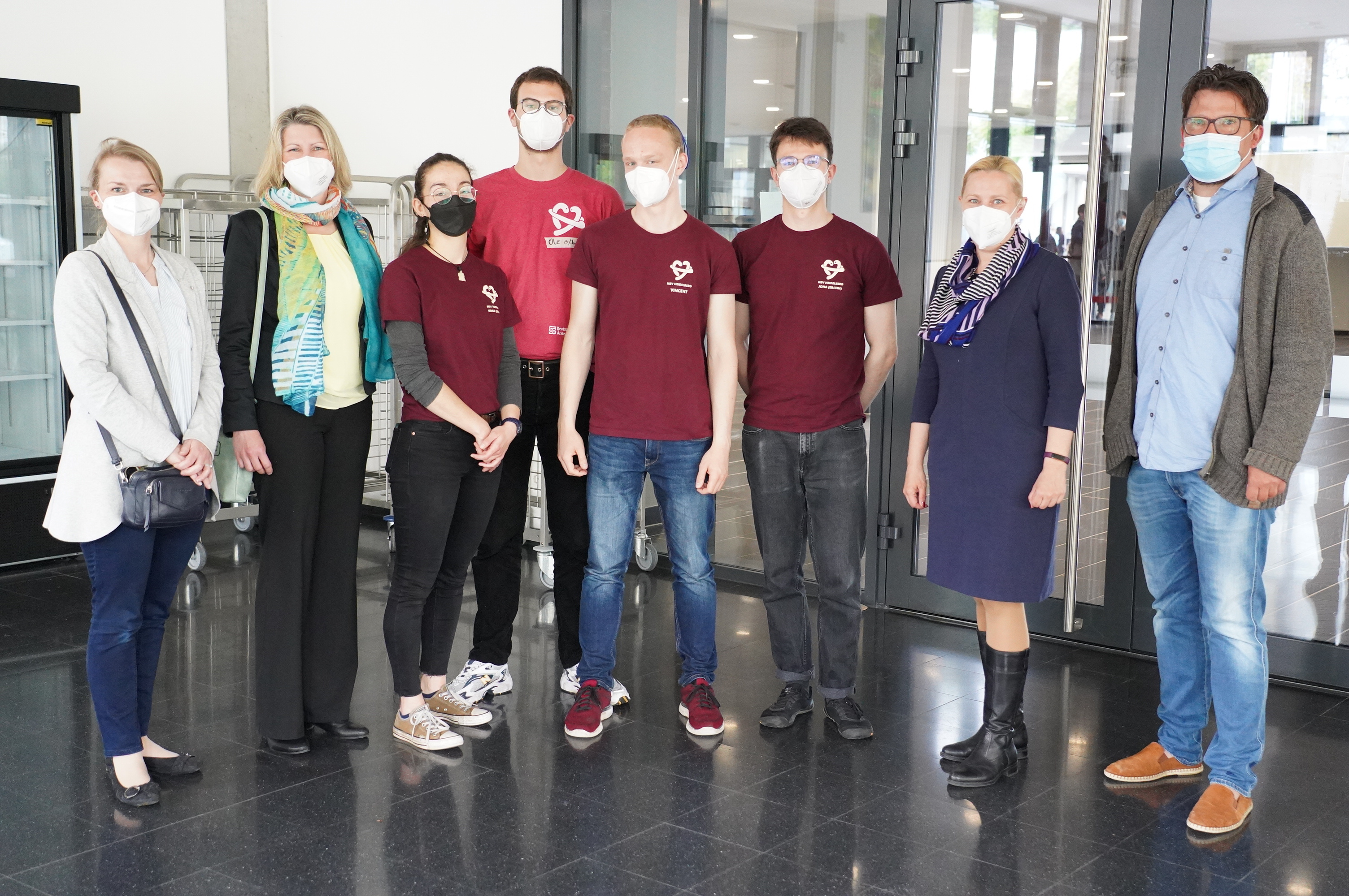 Beim Aktionstag „Mit Sicherheit verliebt“ an der Martin-Buber-Schule in Heppenheim (v.l.n.r.): Die Erste Kreisbeigeordnete Diana Stolz (2.v.r.) mit Eva Keitemeier, Dr. Anja Herbert, Vertreterinnen und Vertreter der Lokalgruppe der AG Sexualität und Prävention der Universität Heidelberg und Schulleiter Tobias Diehl.
