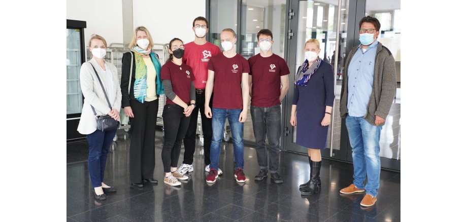 Beim Aktionstag „Mit Sicherheit verliebt“ an der Martin-Buber-Schule in Heppenheim (v.l.n.r.): Die Erste Kreisbeigeordnete Diana Stolz (2.v.r.) mit Eva Keitemeier, Dr. Anja Herbert, Vertreterinnen und Vertreter der Lokalgruppe der AG Sexualität und Prävention der Universität Heidelberg und Schulleiter Tobias Diehl.