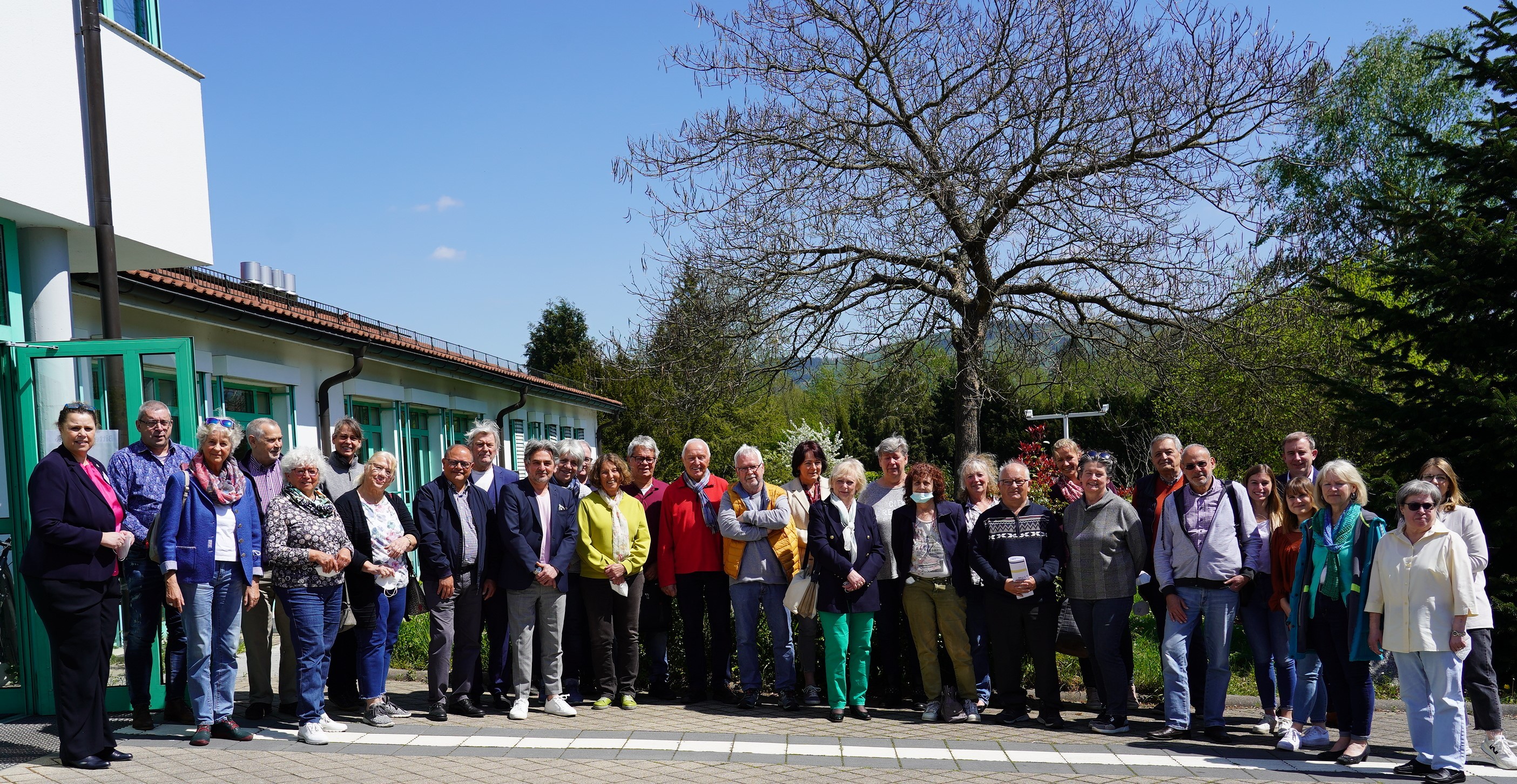 Der hauptamtliche Kreisbeigeordnete Karsten Krug (5. v. re.) und Alexandra Radies (Leiterin der Erhebungsstelle Zensus 2022 im Kreis Bergstraße, links) bei der Übergabe der ersten Bestellungsurkunden an Bergsträßerinnen und Bergsträßer, die den Kreis beim Zensus 2022 als Interviewerin beziehungsweise Interviewer unterstützen. 
