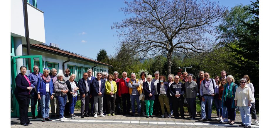 Der hauptamtliche Kreisbeigeordnete Karsten Krug (5. v. re.) und Alexandra Radies (Leiterin der Erhebungsstelle Zensus 2022 im Kreis Bergstraße, links) bei der Übergabe der ersten Bestellungsurkunden an Bergsträßerinnen und Bergsträßer, die den Kreis beim Zensus 2022 als Interviewerin beziehungsweise Interviewer unterstützen. 