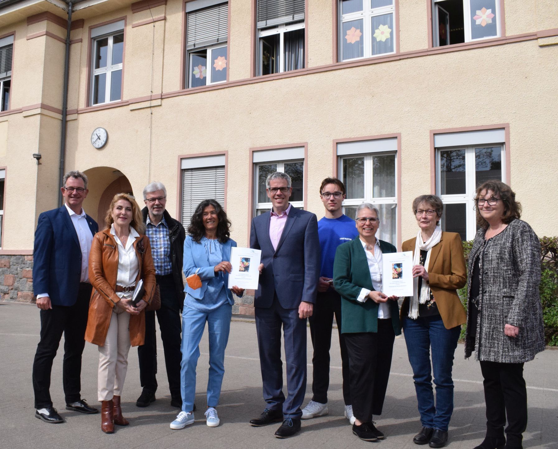 Bei der Unterzeichnung des Raumfunktionsbuches (v.l.n.r): Bürgermeister Christian Schönung, Nese Araci (Stellvertreterin des Kreiselternbeirats), Thomas Sohler (Vorsitzender des Kreiselternbeirats), , Stefanie Werle-Wittmann (stellvertretende Leiterin des Staatlichen Schulamtes Kreis Bergstraße und Odenwaldkreis), Landrat Christian Engelhardt, Kreisschulsprecher Eric Lemmer, Jutta Rothfritz (Schulleiterin der Wingertsbergschule), Elisabeth Bucher, (Mitarbeiterin von Lern.Land.Schaft) und Karin Doberer (Geschäftsführerin von Lern.Land.Schaft). Bei der Unterzeichnung des Raumfunktionsbuches (v.l.n.r): Bürgermeister Christian Schönung, Nese Araci (Stellvertreterin des Kreiselternbeirats), Thomas Sohler (Vorsitzender des Kreiselternbeirats), , Stefanie Werle-Wittmann (stellvertretende Leiterin des Staatlichen Schulamtes Kreis Bergstraße und Odenwaldkreis), Landrat Christian Engelhardt, Kreisschulsprecher Eric Lemmer, Jutta Rothfritz (Schulleiterin der Wingertsbergschule), Elisabeth Bucher, (Mitarbeiterin von Lern.Land.Schaft) und Karin Doberer (Geschäftsführerin von Lern.Land.Schaft).
