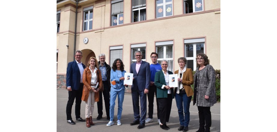 Bei der Unterzeichnung des Raumfunktionsbuches (v.l.n.r): Bürgermeister Christian Schönung, Nese Araci (Stellvertreterin des Kreiselternbeirats), Thomas Sohler (Vorsitzender des Kreiselternbeirats), , Stefanie Werle-Wittmann (stellvertretende Leiterin des Staatlichen Schulamtes Kreis Bergstraße und Odenwaldkreis), Landrat Christian Engelhardt, Kreisschulsprecher Eric Lemmer, Jutta Rothfritz (Schulleiterin der Wingertsbergschule), Elisabeth Bucher, (Mitarbeiterin von Lern.Land.Schaft) und Karin Doberer (Geschäftsführerin von Lern.Land.Schaft).