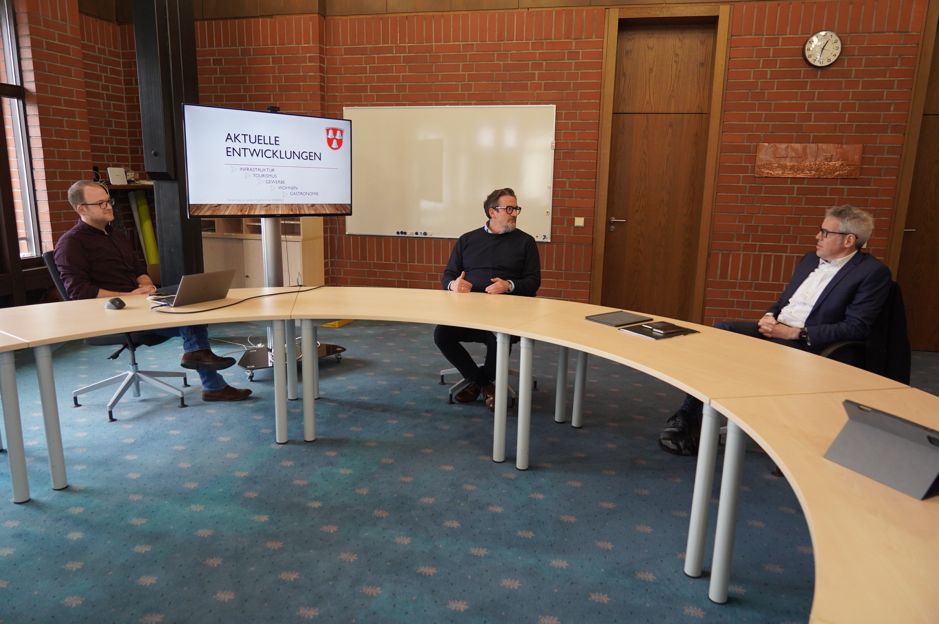 Das Bild zeigt einen runden Tisch im Rathaus von Mörlenbach. Daran sitzen: Rechts Landrat Christian Engelhardt, in der Mitte Bürgermeister Erik Kadesch und links der Bauamtsleiter Tobias Czech. 