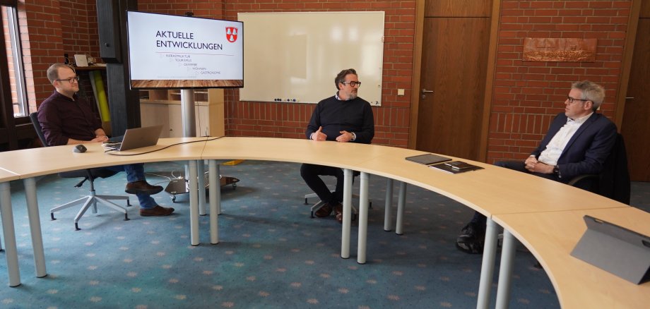 Das Bild zeigt einen runden Tisch im Rathaus von Mörlenbach. Daran sitzen: Rechts Landrat Christian Engelhardt, in der Mitte Bürgermeister Erik Kadesch und links der Bauamtsleiter Tobias Czech. 