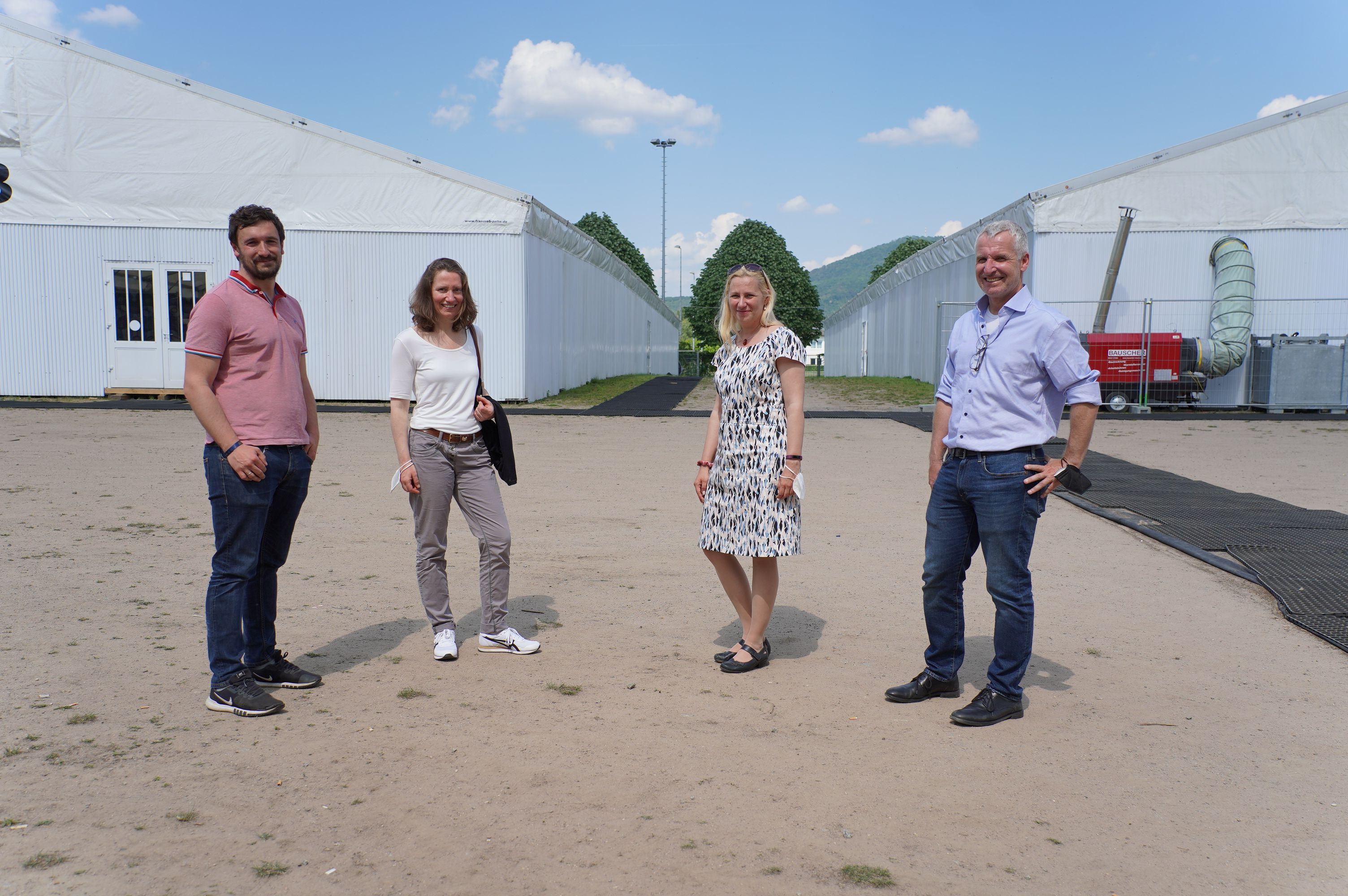 Die Erste Kreisbeigeordnete Diana Stolz (Mitte rechts) besucht gemeinsam mit der Leiterin des Eigenbetriebs Neue Wege Dr. Melanie Marysko (Mitte links) und ihrem Stellvertreter Peter Schmiedel (rechts) sowie dem Sachgebietsleiter Team Flüchtlinge und Aussiedler, Daniel Maas, die Zeltstadt in Bensheim.  