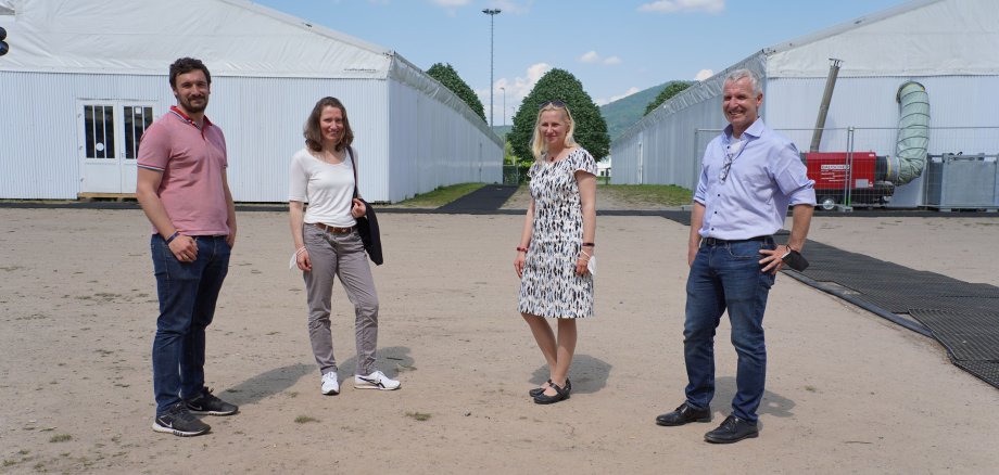 Die Erste Kreisbeigeordnete Diana Stolz (Mitte rechts) besucht gemeinsam mit der Leiterin des Eigenbetriebs Neue Wege Dr. Melanie Marysko (Mitte links) und ihrem Stellvertreter Peter Schmiedel (rechts) sowie dem Sachgebietsleiter Team Flüchtlinge und Aussiedler, Daniel Maas, die Zeltstadt in Bensheim.  