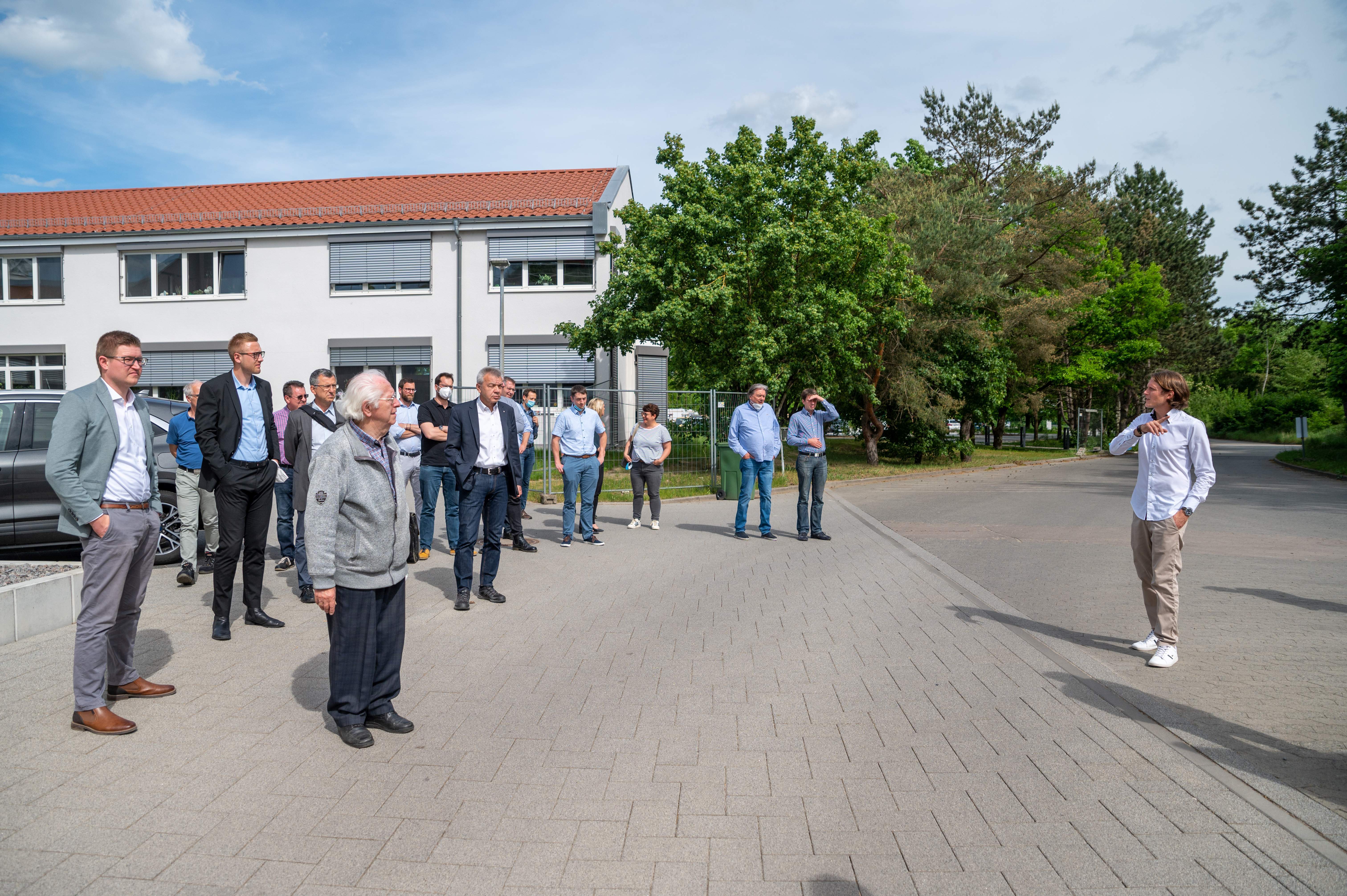 Das Foto zeigt den Rundgang der Teilnehmenden des ETA-Plus Netzwerktreffens über das ZAKB-Gelände. Christopher Göttelmann erklärt den Teilnehmenden etwas.