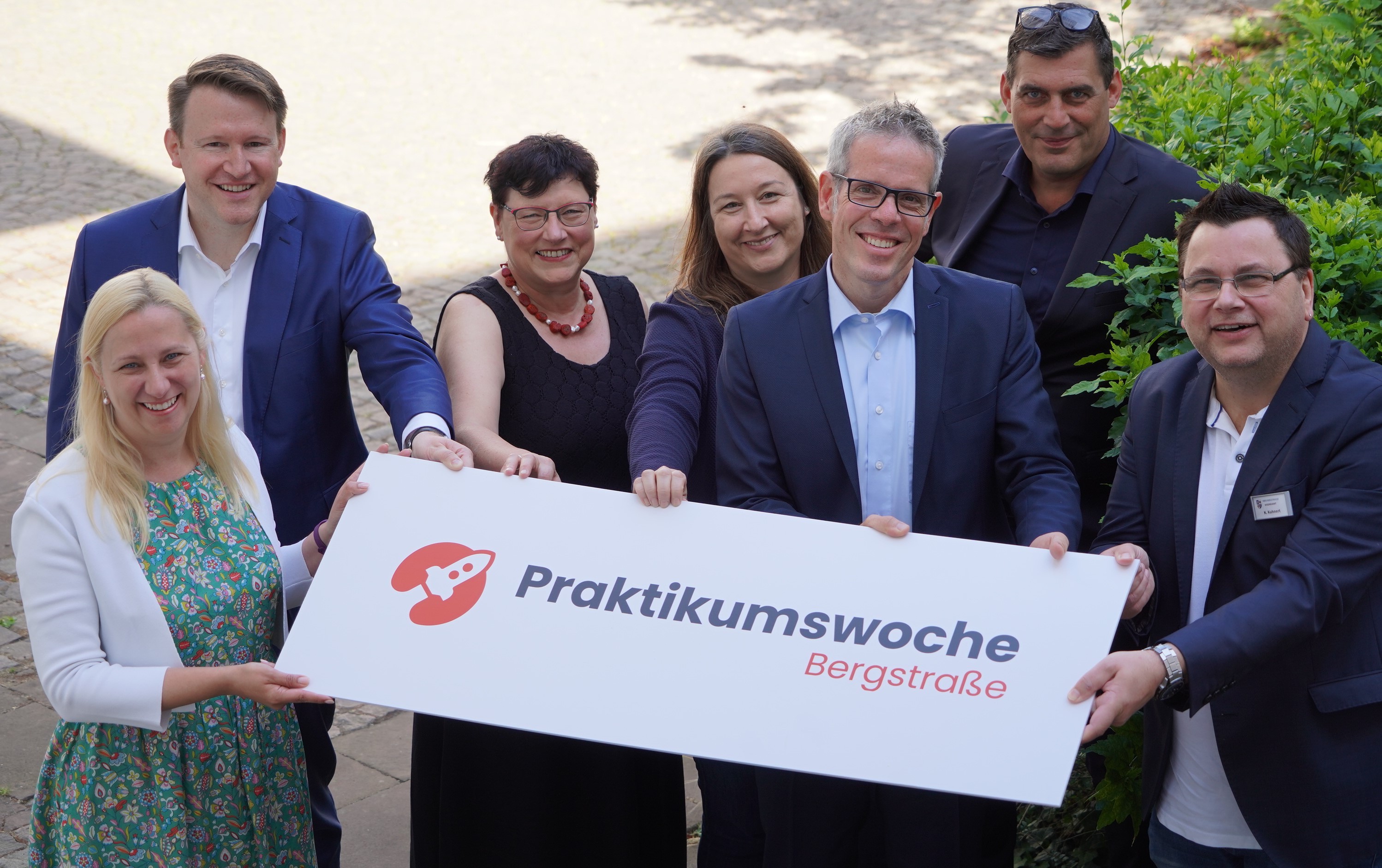 Gemeinsam für die jungen Bergsträßer und Bergsträßerinnen und die Unternehmen der Region (von links): die Erste Kreisbeigeordnete Diana Stolz, Dr. Matthias Zürker (Wirtschaftsförderung Bergstraße), Karin Weißhaar (OloV-Regionalkoordination, Neue Wege Kreis Bergstraße -Kommunales Jobcenter-), Nicole Rothermel (Jugendamt Kreis Bergstraße), Landrat Christian Engelhardt, Sven Hagenberger (Projektmanager Wirtschaftsförderung Bergstraße) und Kai Kuhnert (Jugendamtsleiter Kreis Bergstraße).  