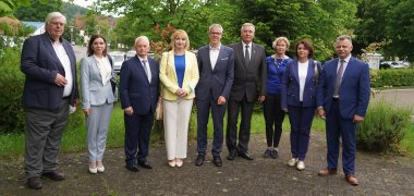 Landrat Christian Engelhardt (Mitte) steht mit der polnischen Delegation des Kreises Swidnica/Schweidnitz, die zu den Feierlichkeiten des 20-jährigen Jubiläums der Partnerschaft in den Kreis Bergstraße gereist war, im Freien. Mit auf dem Bild: der Vize-Landrat des Kreises Schweidnitz Zygmunt Worsa (3. v. li.) und Ewa Redemann vom Fachbereich Veranstaltungsmanagement, Kultur, Ehrungen und Kreispartnerschaften der Bergsträßer Kreisverwaltung.