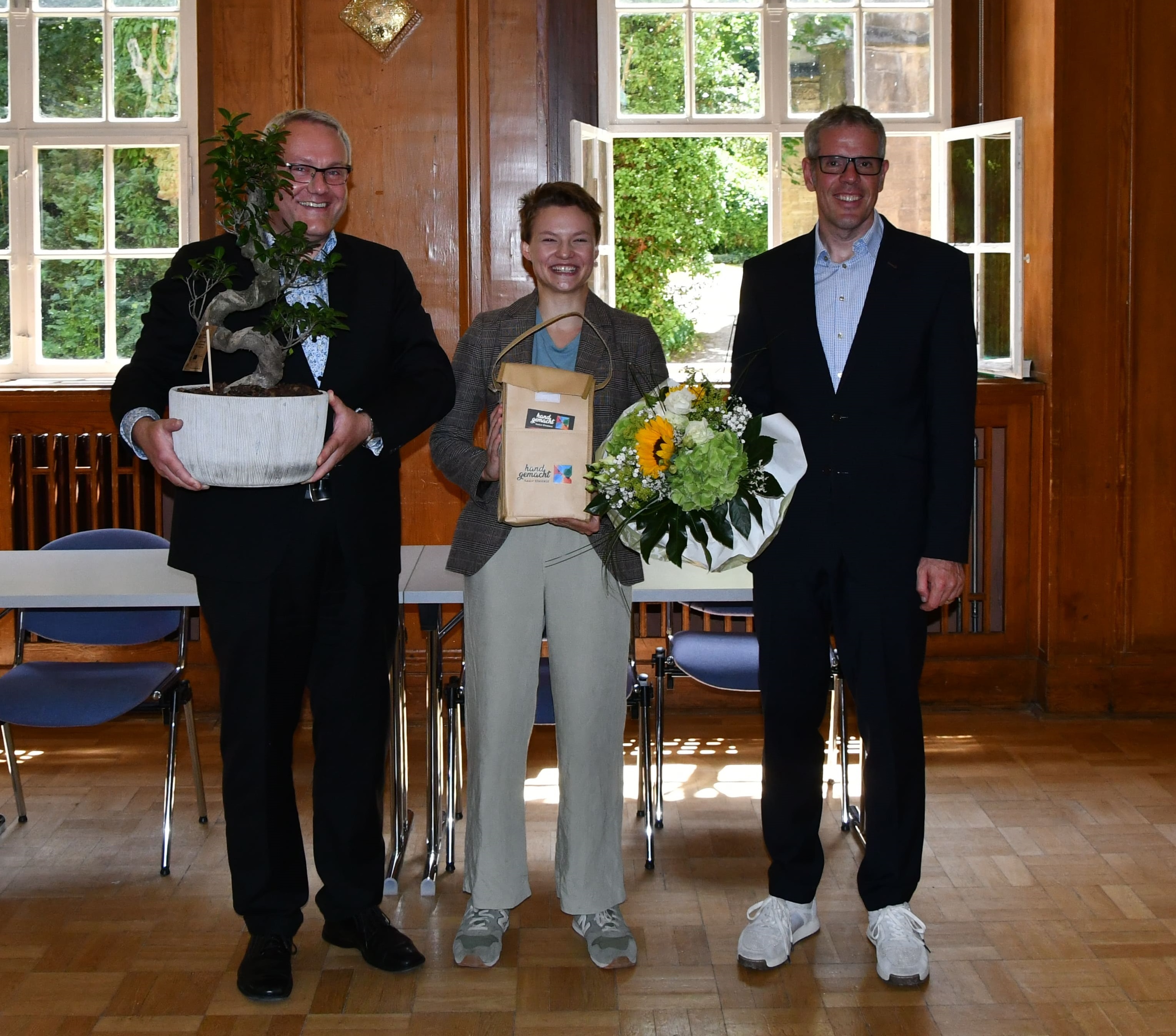 Landrat Christian Engelhardt (rechts) und der Landrat des Burgenlandkreises Götz Ulrich waren zu Besuch bei „Jugend forscht“-Preisträgerin Vanessa Guthier aus Heppenheim, die gerade ihr Abitur an der Landesschule Pforta gemacht hat.