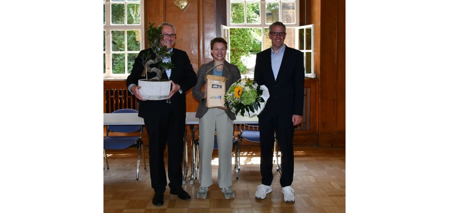 Landrat Christian Engelhardt (rechts) und der Landrat des Burgenlandkreises Götz Ulrich waren zu Besuch bei „Jugend forscht“-Preisträgerin Vanessa Guthier aus Heppenheim, die gerade ihr Abitur an der Landesschule Pforta gemacht hat.