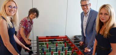 Landrat Christian Engelhardt (2. v. re.) und Corinna Simeth, Leiterin der Abteilung Grundsatz und Kreisentwicklung in der Kreisverwaltung (re.), sowie Catherine Kozikowski, Personalleiterin der Concat AG (li.), und Claudia Petrik aus dem Marketing der Concat AG (2.v.li.) am Kicker-Tisch im Bensheimer Büro der Concat AG.