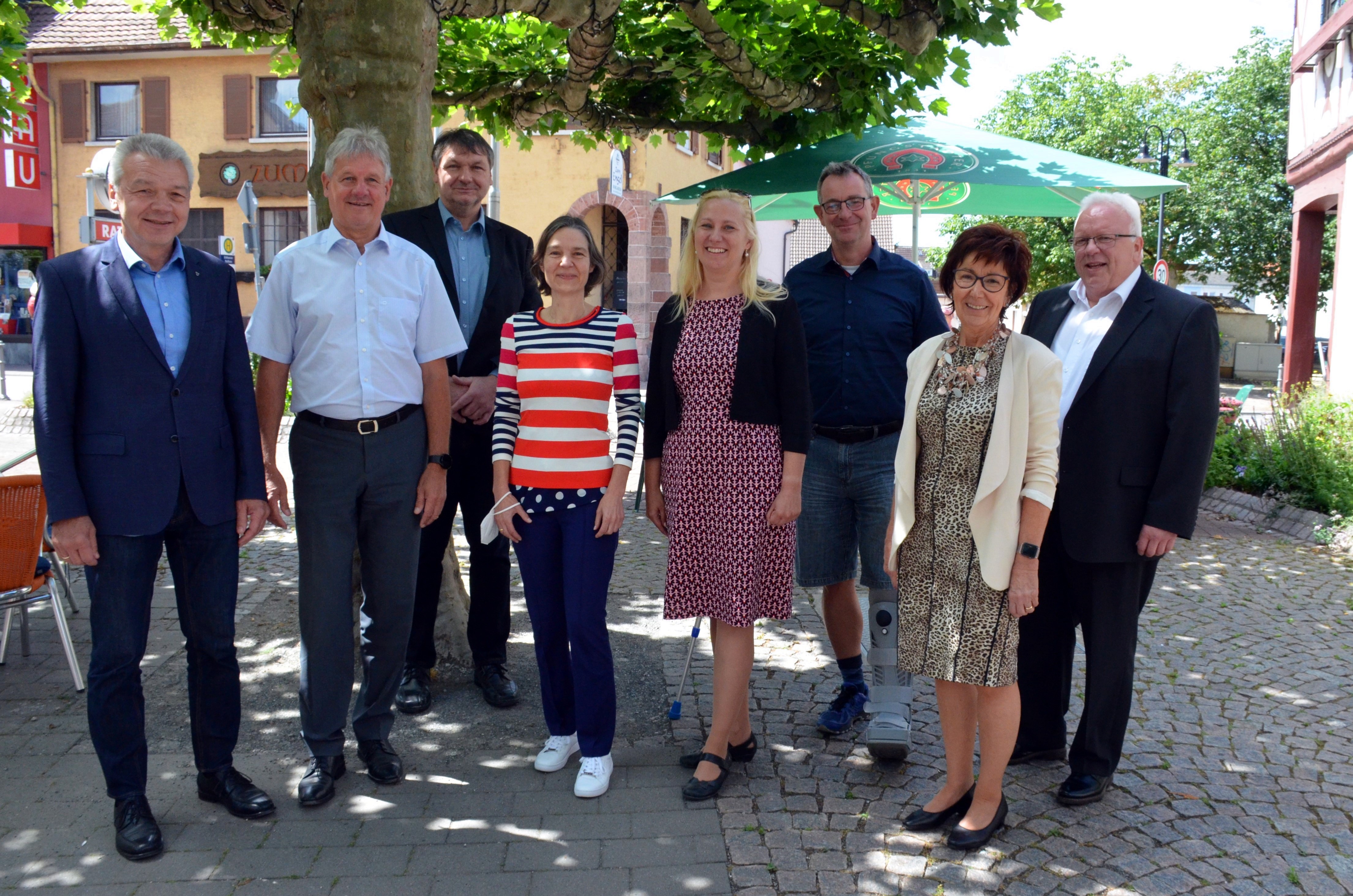 NORIE - Vorstellung der PauLa für das Ried Die neue PauLa Christina Adler-Schäfer wurde in Einhausen vorgestellt. Auf dem Bild stehen vor dem Einhäuser Rathaus folgende Personen: Lampertheims Bürgermeister Gottfried Störmer, Einhausens Bürgermeister Helmut Glanzner, der Bürgermeister von Biblis Volker Scheib, die neue PauLa Christina Adler-Schäfer, die Erste Kreisbeigeordnete Diana Stolz, der Bürgermeister von Lorsch Christian Schönung, Bürstadts Bürgermeisterin Bärbel Schader und der Bürgermeister von Groß-Rohrheim Rainer Bersch.