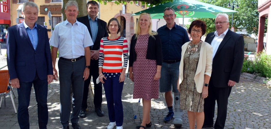 Die neue PauLa Christina Adler-Schäfer wurde in Einhausen vorgestellt. Auf dem Bild stehen vor dem Einhäuser Rathaus folgende Personen: Lampertheims Bürgermeister Gottfried Störmer, Einhausens Bürgermeister Helmut Glanzner, der Bürgermeister von Biblis Volker Scheib, die neue PauLa Christina Adler-Schäfer, die Erste Kreisbeigeordnete Diana Stolz, der Bürgermeister von Lorsch Christian Schönung, Bürstadts Bürgermeisterin Bärbel Schader und der Bürgermeister von Groß-Rohrheim Rainer Bersch. 