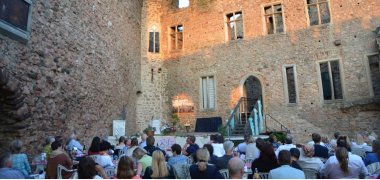 Das Bild zeigt Publikum vor dem Auerbacher Schloss bei den Auerbacher Schlossfestspielen.