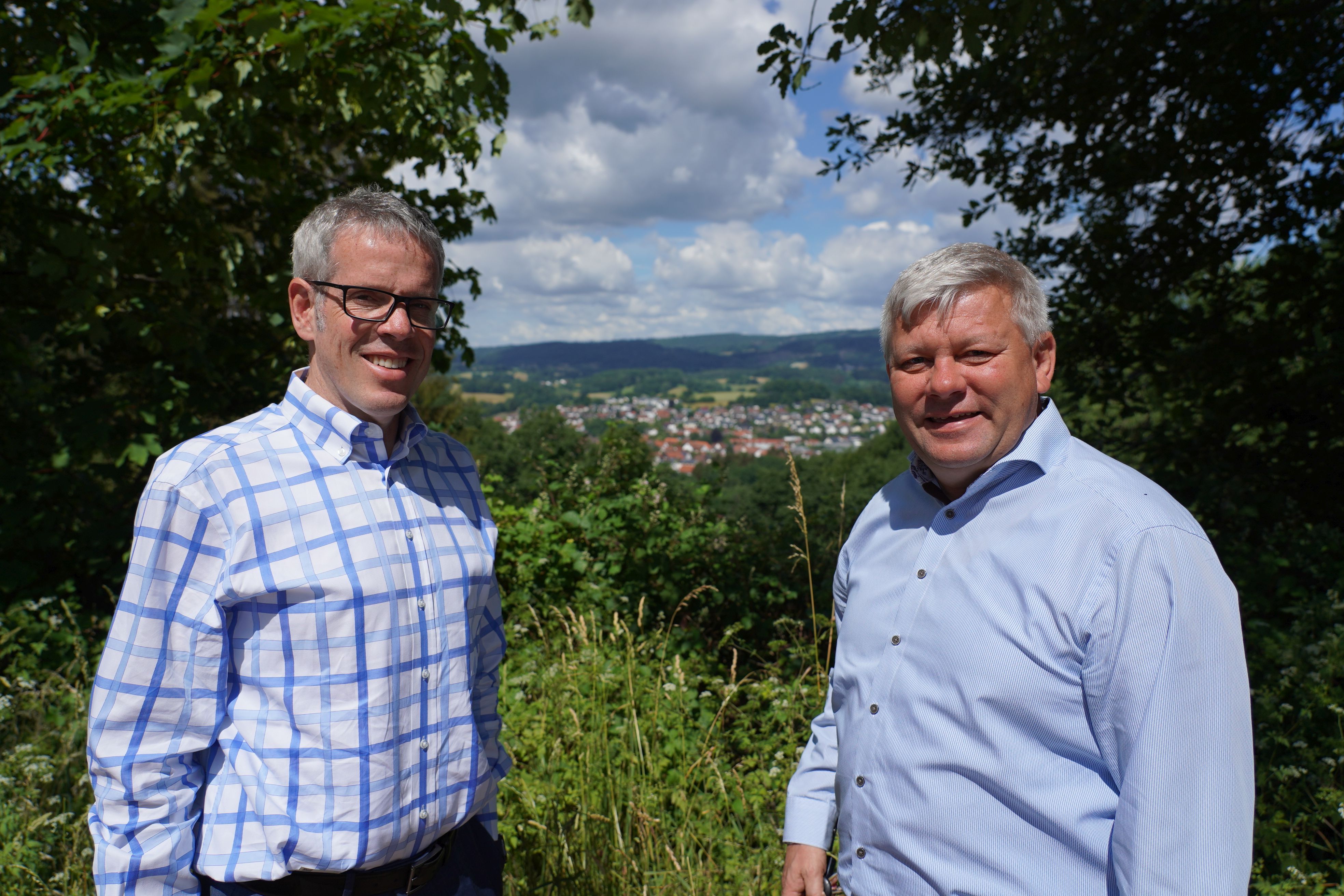 Mit Blick über Fürth und seine Wälder: Landrat Christian Engelhardt (li.) informierte sich bei Bürgermeister Volker Oehlenschläger über die Entwicklung der Gemeinde.