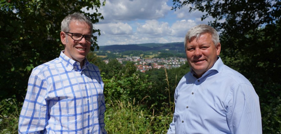 Mit Blick über Fürth und seine Wälder: Landrat Christian Engelhardt (li.) informierte sich bei Bürgermeister Volker Oehlenschläger über die Entwicklung der Gemeinde.