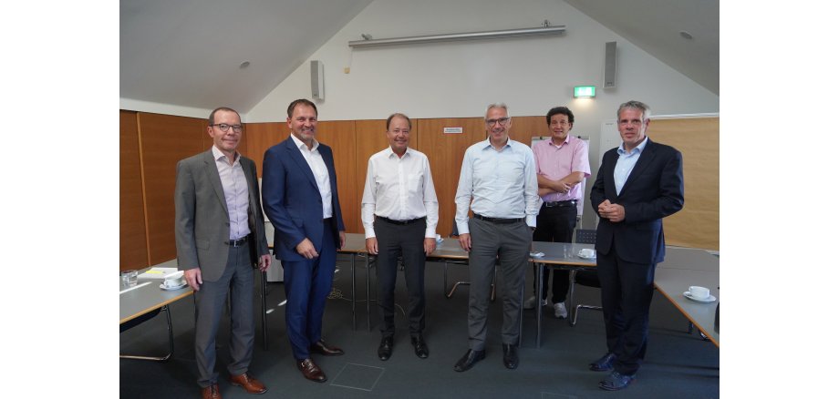 Kamen zu einem lokalen Energiegipfel zusammen (von rechts): Landrat Christian Engelhardt, Dr. Ralph Franke (Geschäftsführer Stadtwerke Viernheim), Carsten Hoffmann (Vorstand GGEW AG), Thomas Schmidt (Vorstand ENTEGA AG), Frank Kaus (Geschäftsführer ENERGIERIED) und Holger Klein (Vorstand ENTEGA AG, e-netz Südhessen AG)