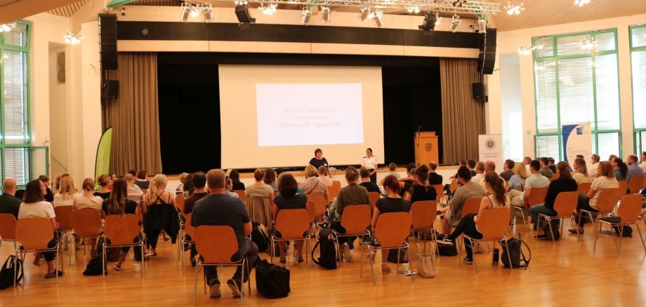 Gut besuchte Möglichkeit zum Austausch: Rund 90 Personen kamen zum Fachtag „Polizei trifft Jugendhilfe“ im Bürgerhaus in Mörlenbach zusammen.