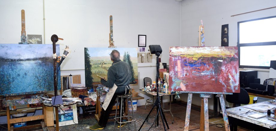 Maler im Atelier
