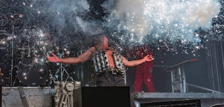 Die Band „Stahlzeit“ steht beim Open-Air-Festival Steinbachwiesen in Fürth auf der Bühne. Bild: (c) gfotos // Stahlzeit 