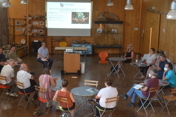 Erstes BNE-Netzwerktreffen Rund 15 Teilnehmende fanden sich zum ersten Treffen des Bergsträßer BNE-Netzwerks im Naturschutzzentrum Bergstraße zusammen.