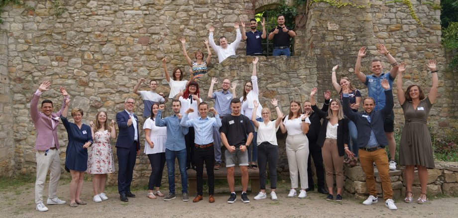 Aufregung und Freude waren groß: Endlich starten die neuen Auszubildenden und Studierenden in ihre Ausbildung bei der Bergsträßer Kreisverwaltung. Landrat Christian Engelhardt (vierter von links) und der Hauptamtliche Kreisbeigeordnete Matthias Schimpf (vierter von rechts, hinten) ließen es sich nicht nehmen, die Neulinge persönlich zu begrüßen.