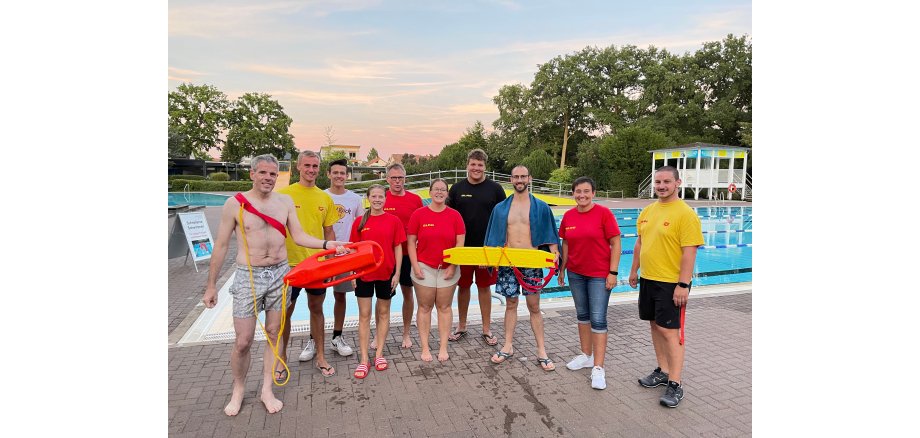 Landrat Christian Engelhardt (links) mit dem Team der DLRG Lorsch bei seinem Rettungsschwimmkurs.