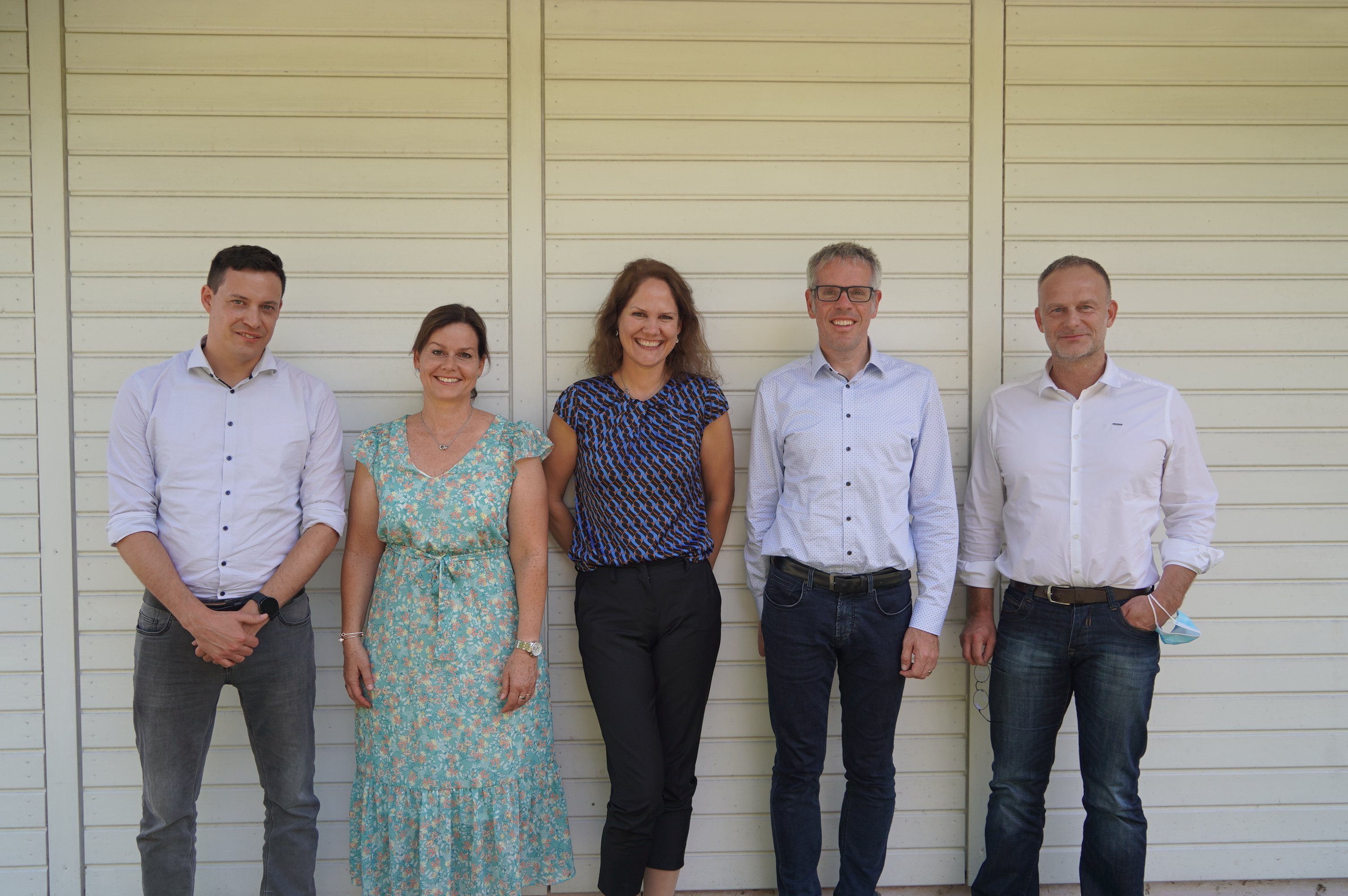 Landrat Christian Engelhardt (2. v. re.) freut sich über vier neue motivierte Führungskräfte: Simon Menden, Alexandra Schmitt, Sandra Hagen und Thomas Renkert (v.l.n.r.).