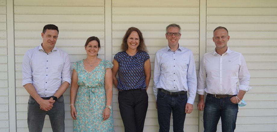Landrat Christian Engelhardt (2. v. re.) freut sich über vier neue motivierte Führungskräfte: Simon Menden, Alexandra Schmitt, Sandra Hagen und Thomas Renkert (v.l.n.r.).