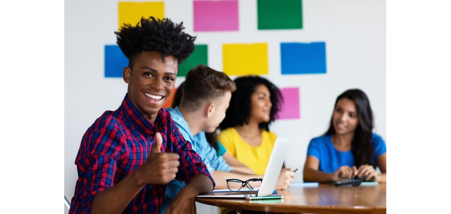 Afrikanischer Lehrling hat Spass an der Ausbildung