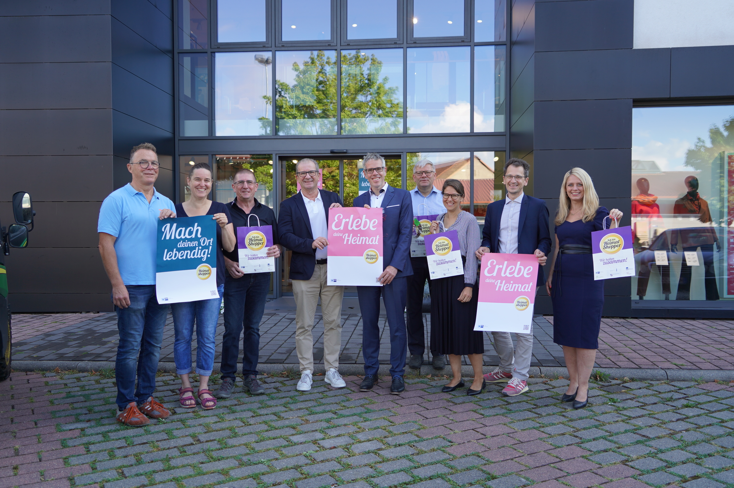 Landrat Christian Engelhardt (5.v.l. und Bürgermeister Volker Oehlenschläger (4.v.r.) freuen sich aus das „Heimat shoppen“, das am 8.9. in vielen Kommunen des Kreises startet. Mit dabei: (v.l.n.r.): Michael Berg (Berg & Sohn), Anja Röder (Buch und Schreibwaren Valentin), Bernd Schmitt (Vorsitzender Gewerbeverein Fürth), Rolf Losert (Modehaus Losert), Michéle Bernhard und Daniel Theobald (IHK Darmstadt Rhein Main Neckar), sowie Corinna Simeth (Abteilungsleitung Grundsatz und Kreisentwicklung, Kreis Bergstraße).