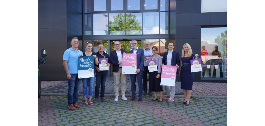 Landrat Christian Engelhardt (5.v.l. und Bürgermeister Volker Oehlenschläger (4.v.r.) freuen sich aus das „Heimat shoppen“, das am 8.9. in vielen Kommunen des Kreises startet. Mit dabei: (v.l.n.r.): Michael Berg (Berg & Sohn), Anja Röder (Buch und Schreibwaren Valentin), Bernd Schmitt (Vorsitzender Gewerbeverein Fürth), Rolf Losert (Modehaus Losert), Michéle Bernhard und Daniel Theobald (IHK Darmstadt Rhein Main Neckar), sowie Corinna Simeth (Abteilungsleitung Grundsatz und Kreisentwicklung, Kreis Bergstraße).