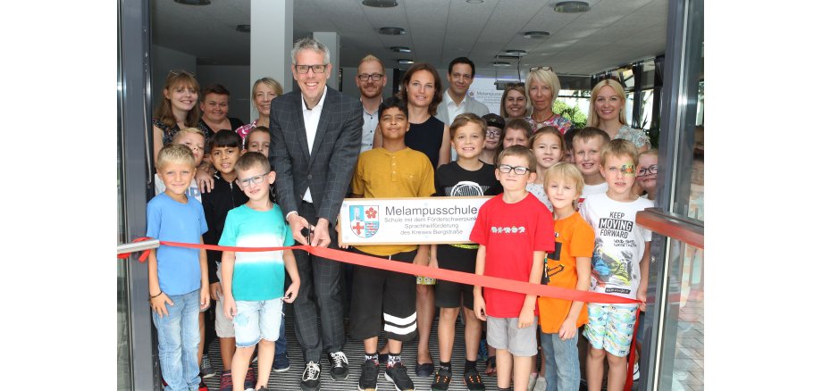 Symbolischer Start ins neue Schuljahr: Landrat Christian Engelhardt (4.v.l.) und Schulleiterin Katharina Schnee (6.v.l.) mit ihrem Team sowie die Betriebsleitung des Eigenbetriebs Schule und Gebäudewirtschaft Johannes Kühn (5.v.l.) und Simon Menden (7.v.l.) mit Schülerinnen und Schülern der Bergsträßer Schule mit Förderschwerpunkt Sprachheilförderung.