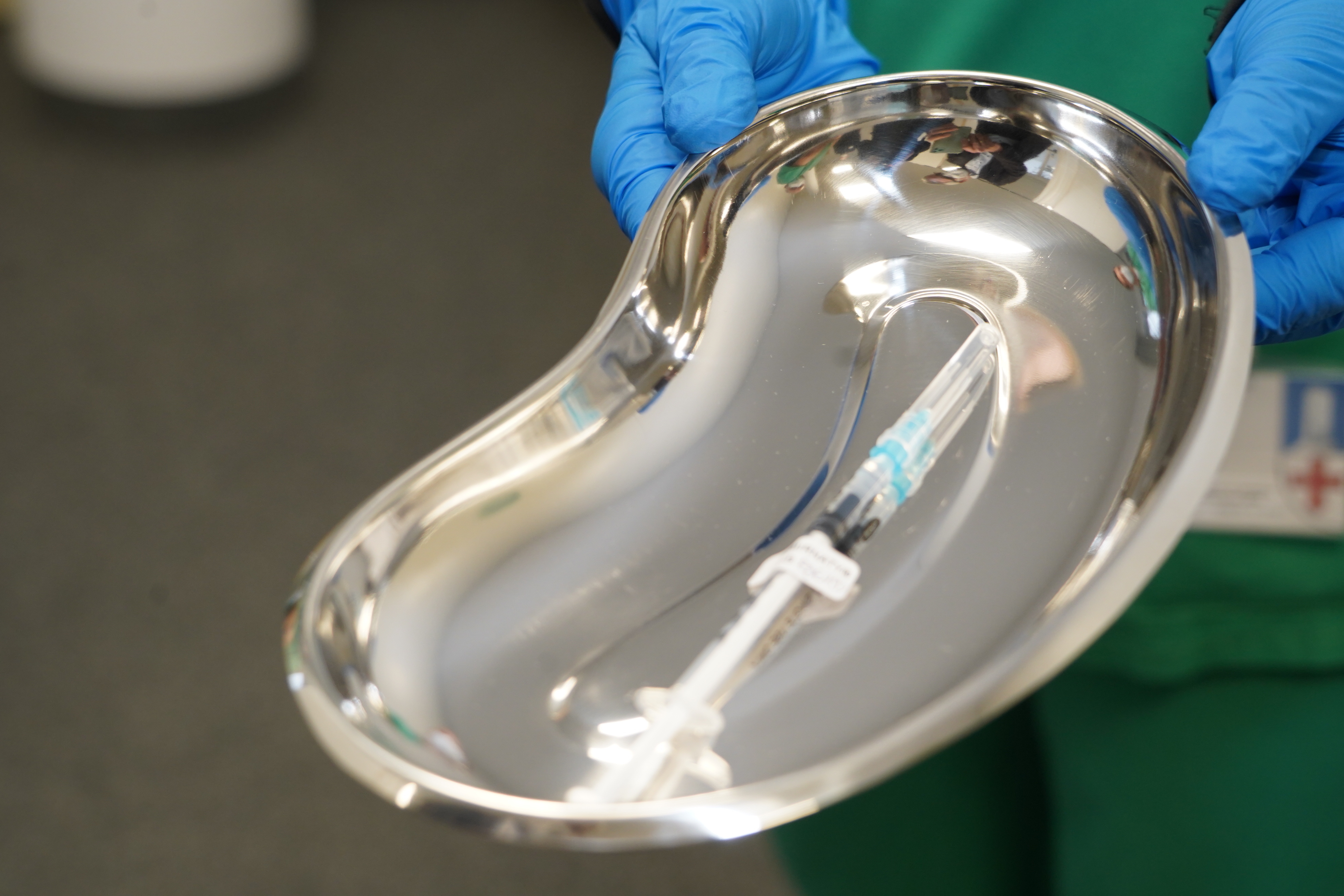 Nierenschale mit Spritze