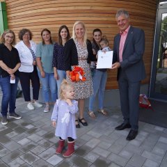 Vize-Landrätin Diana Stolz übereichte den Förderbescheid an Einhausens Bürgermeister Helmut Glanzner. Mit dabei (von links) Melanie Futterer vom Bergsträßer Jugendamt, Barbara Schumacher (CDU Einhausen), Hanna Blumenschein (BÜNDNIS 90/ DIE GRÜNEN, Einhausen), Kita-Leiterin Kathrin Schebek sowie Mitglieder von „Kita-Familien“.