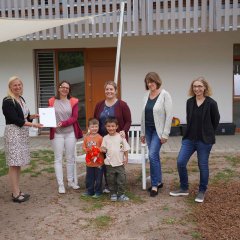 Vize-Landrätin Diana Stolz überreichte den Bescheid an Heppenheims Erste Stadträtin Christine Bender, mit dabei Kita-Leiterin Jasmin Werle, die Leiterin der Kinderbetreuung der Stadt Heppenheim, Petra Bartelsen, sowie Melanie Futterer vom Bergsträßer Jugendamt und Erik und Jamie. 