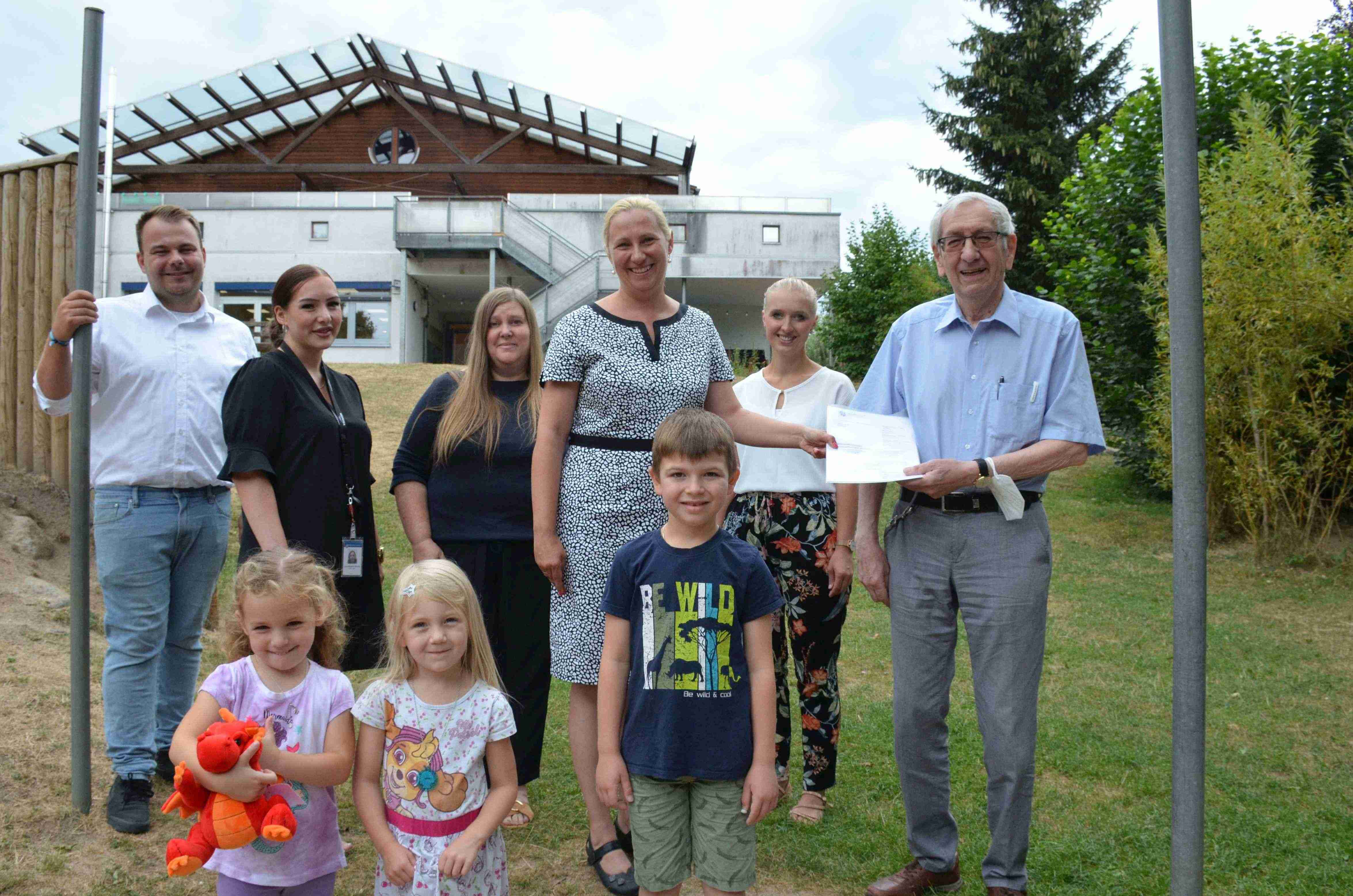 Vize-Landrätin Diana Stolz (4. v. links) überreichte den Bescheid an Ewald Pospischil, den Ersten Beigeordneten der Gemeinde Fürth. Mit dabei (hinten v.r.n.l.): Lisa-Marie Schmid, stellvertretende Leiterin der Kita Regenbogen, Kita-Leiterin Katja Ehrhardt, Verena Weiß vom Jugendamt des Kreises, Markus Römer von der Kita Regenbogen sowie die Kinder Jana, Lilly und Oscar (vorne v.r.n.l.).