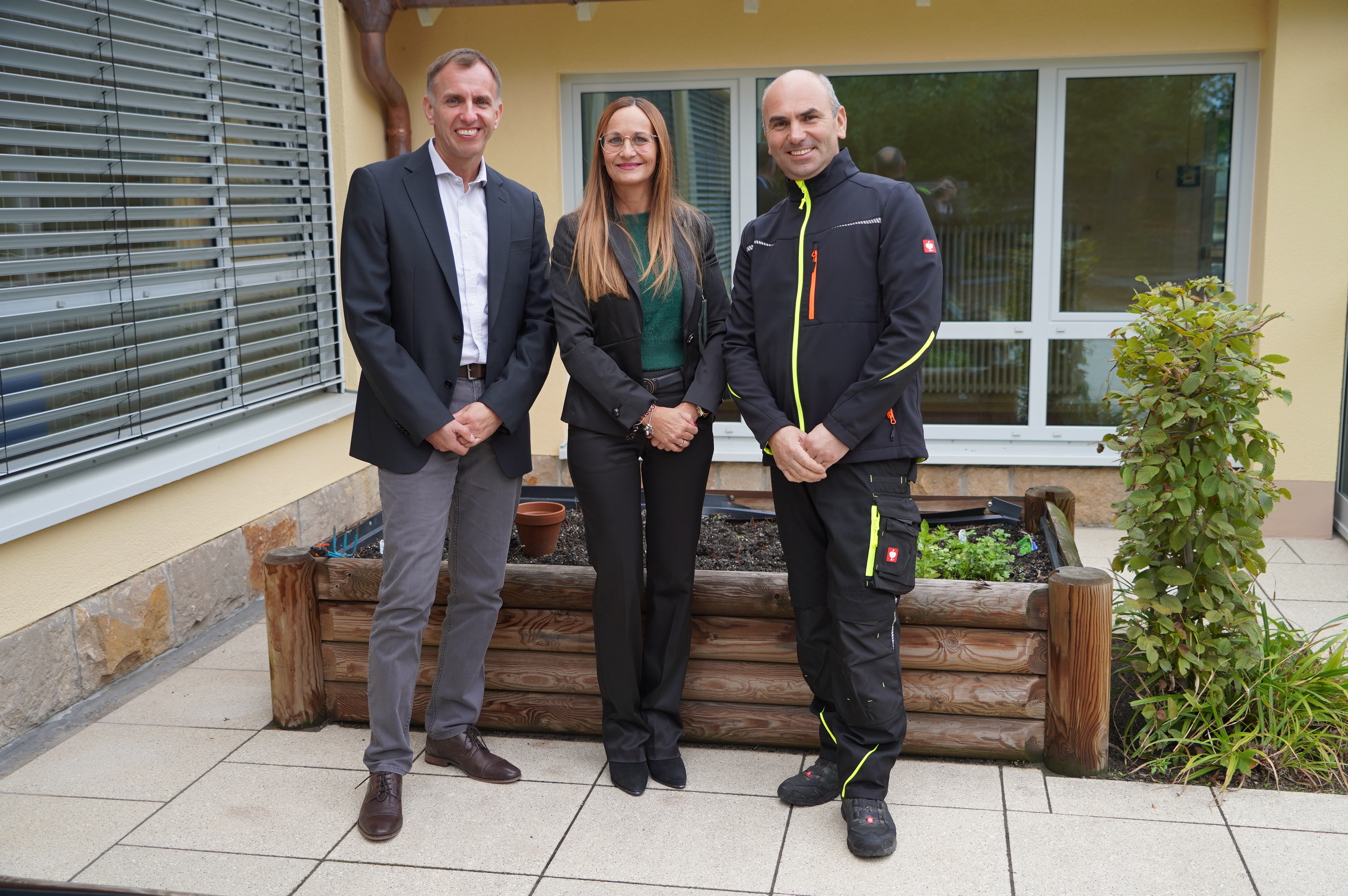 Die Projektleiter Eik Burger und Astrid Hartmann des Eigenbetriebs Schule und Gebäudewirtschaft haben mit dem Architektenbüro Klinger + Brückmann die Sanierungsmaßnahme an der Nibelungenschule in Heppenheim durchgeführt. Über das Resultat freut sich auch Hausmeister Perparim Reqica (v. l. n. r.).