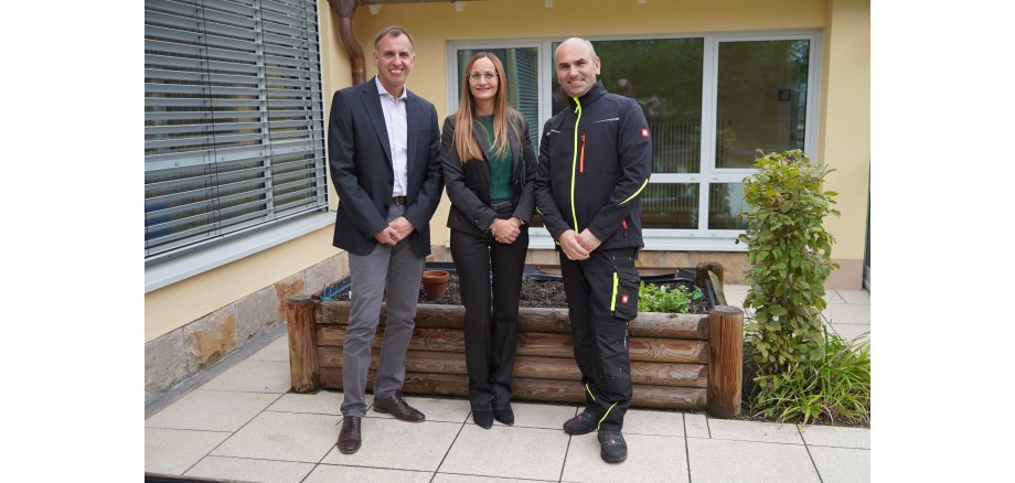 Die Projektleiter Eik Burger und Astrid Hartmann des Eigenbetriebs Schule und Gebäudewirtschaft haben mit dem Architektenbüro Klinger + Brückmann die Sanierungsmaßnahme an der Nibelungenschule in Heppenheim durchgeführt. Über das Resultat freut sich auch Hausmeister Perparim Reqica (v. l. n. r.).