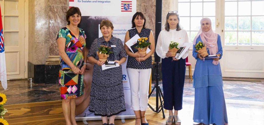 Beim Festakt in Wiesbaden: Staatssekretärin Anne Janz (l.), Tetyana Nareike (3. v. l.) und weitere Integrationslotsinnen im Schloss Biebrich. 