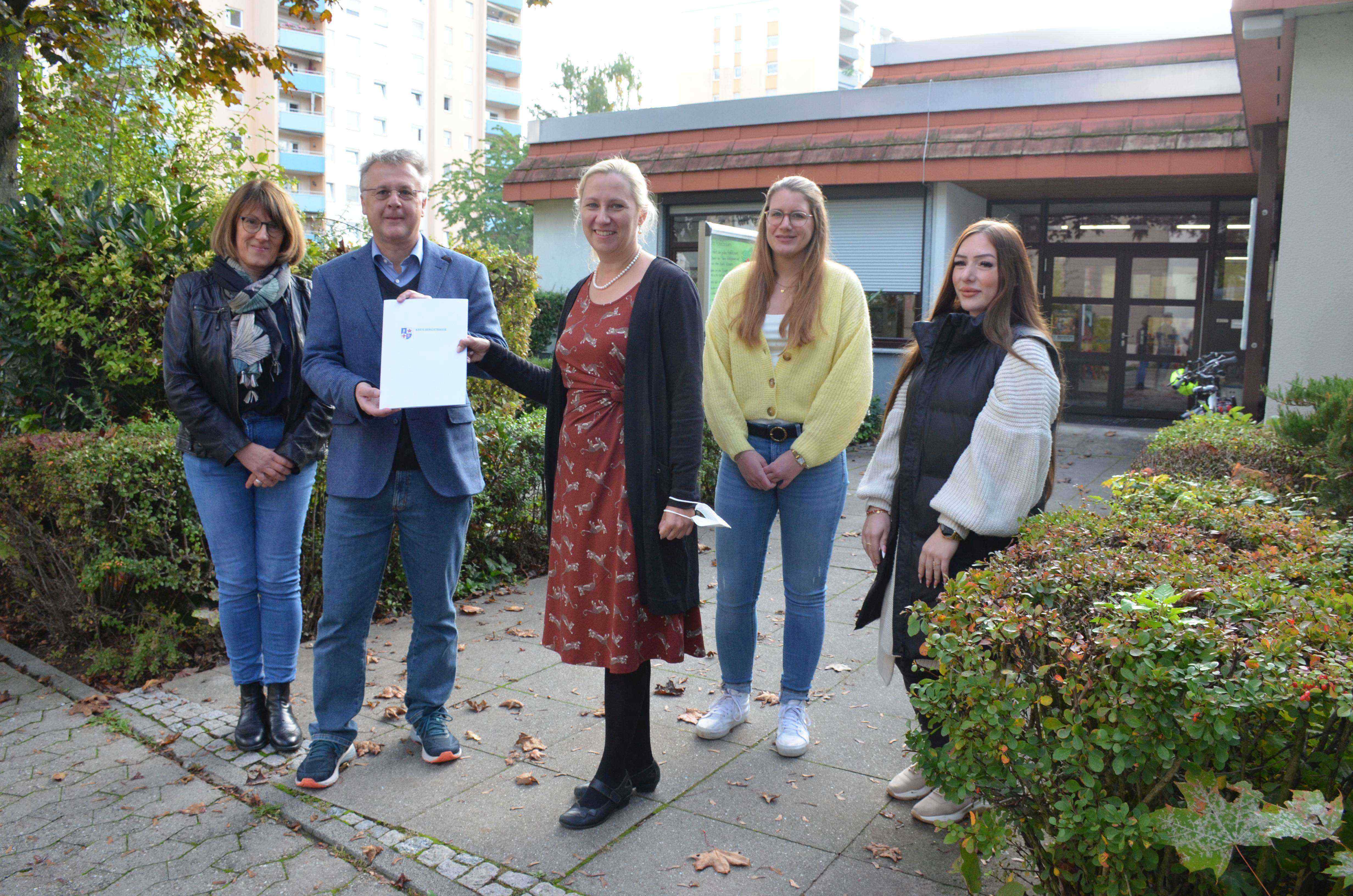 Die Erste Kreisbeigeordnete Diana Stolz (Mitte) überreichte den Bescheid an Heppenheims Bürgermeister Rainer Burelbach (2. v. li.). Ebenfalls auf dem Bild: Verena Weiß vom Jugendamt des Kreises, die stellvertretende Leiterin der Johann-Hinrich-Wichern-Kita Eileen Konrad sowie Petra Bartelsen, Leiterin des Fachbereiches Kindertageseinrichtungen in der Heppenheimer Stadtverwaltung (von rechts).