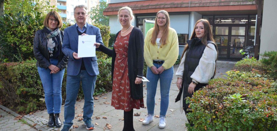 Die Erste Kreisbeigeordnete Diana Stolz (Mitte) überreichte den Bescheid an Heppenheims Bürgermeister Rainer Burelbach (2. v. li.). Ebenfalls auf dem Bild: Verena Weiß vom Jugendamt des Kreises, die stellvertretende Leiterin der Johann-Hinrich-Wichern-Kita Eileen Konrad sowie Petra Bartelsen, Leiterin des Fachbereiches Kindertageseinrichtungen in der Heppenheimer Stadtverwaltung (von rechts).