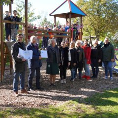 Die Erste Kreisbeigeordnete Diana Stolz (3. v. li.) überreichte den Bescheid an Lampertheims Bürgermeister Gottfried Störmer (2. v. li.). Ebenfalls auf dem Bild: Der Erste Stadtrat von Lampertheim Marius Schmidt, Verena Weiß vom Jugendamt des Kreises sowie das Team und die Kinder der Kindertagesstätte Europaring. 