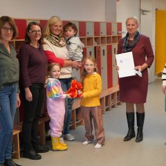 Die Erste Kreisbeigeordnete Diana Stolz (2. v. re.) überreichte den Bescheid. Mit auf dem Bild: Petra Bartelsen, Leiterin des Fachbereiches Kindertageseinrichtungen in der Heppenheimer Stadtverwaltung, Christine Bender (Erste Stadträtin, Heppenheim), Katrin Dypa (Leiterin der Kita), die Kinder Elli, Simon und Malena sowie Verena Weiß vom Jugendamt des Kreises (v.l.n.r.).