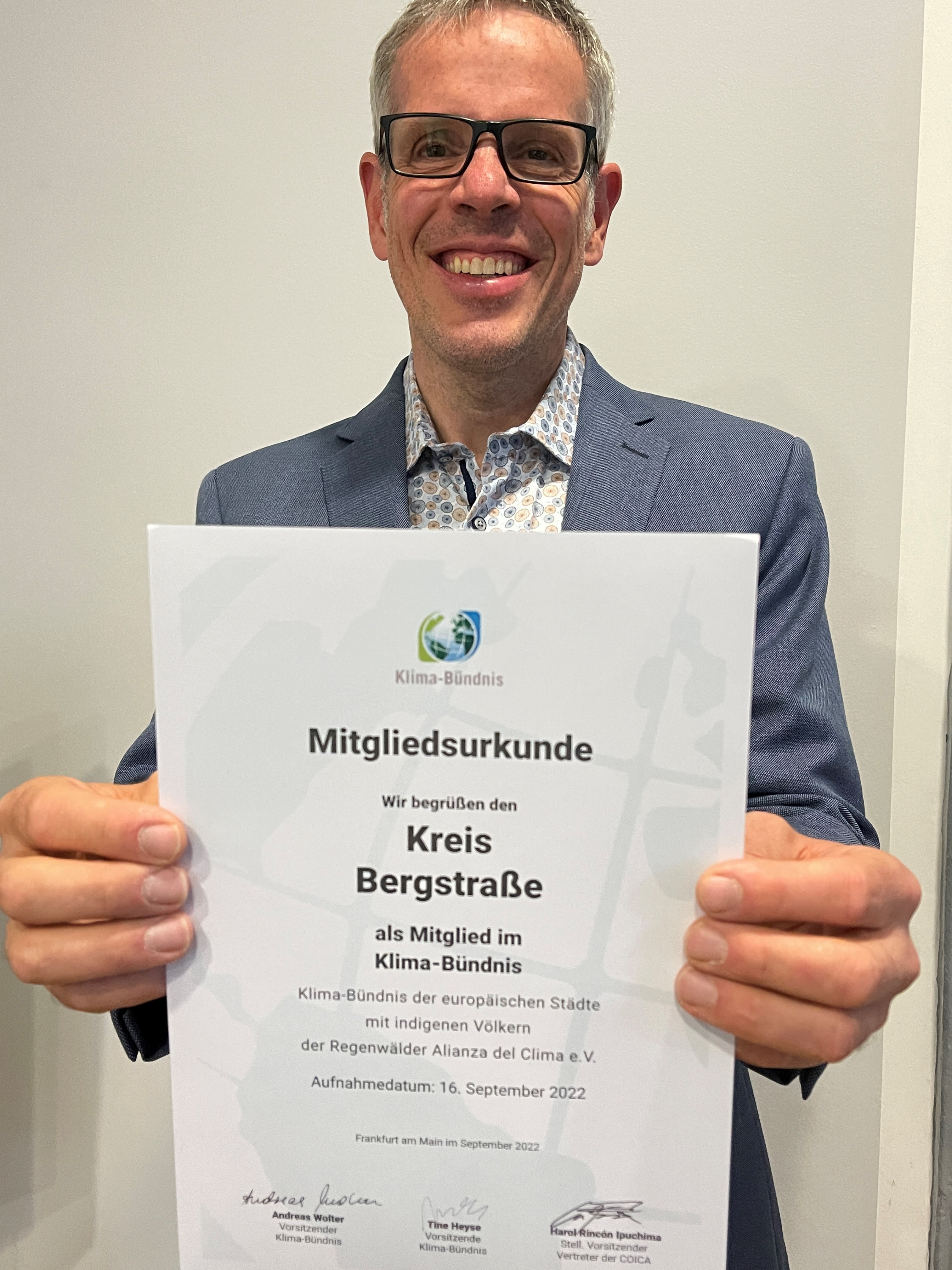 Landrat mit Beitrittsurkunde