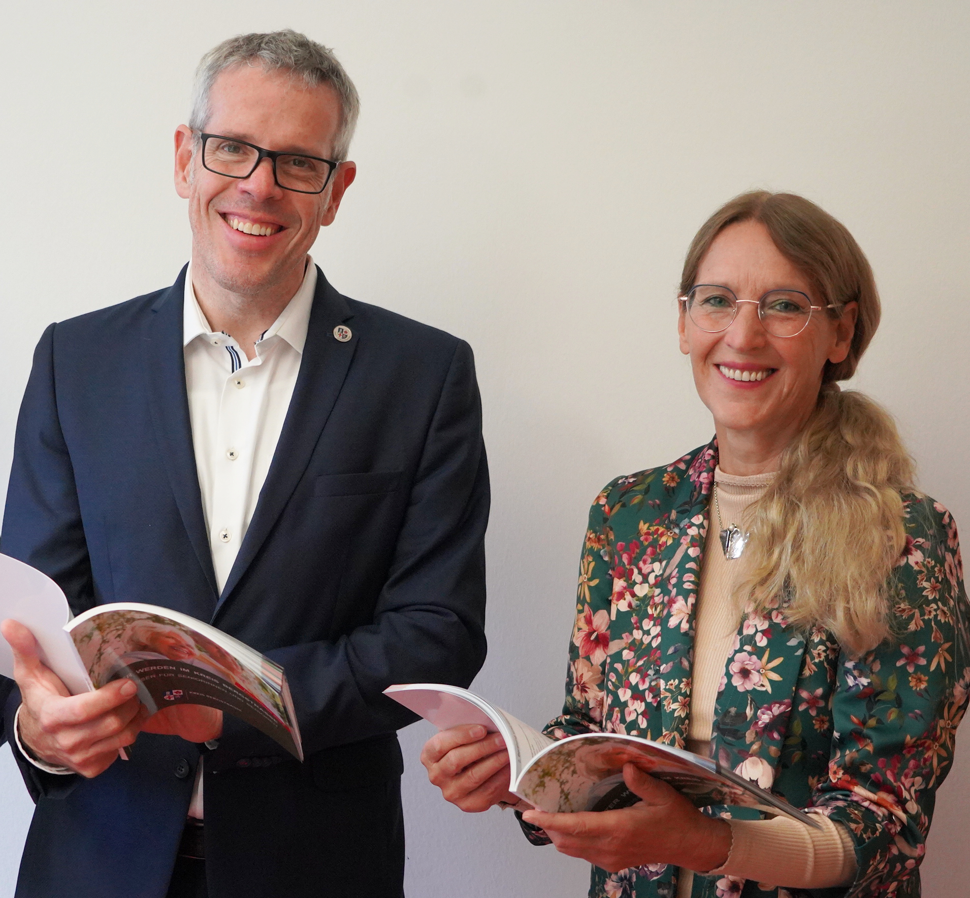 Landrat Christian Engelhardt und die Vorsitzende des Kreisseniorenbeirats Susanne Hagen freuen sich über den erste Pilot-Di@-Lotsen-Stützpunkt des Kreises Bergstraße.