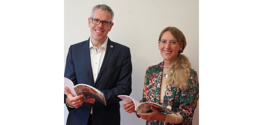 Landrat Christian Engelhardt und die Vorsitzende des Kreisseniorenbeirats Susanne Hagen freuen sich über den erste Pilot-Di@-Lotsen-Stützpunkt des Kreises Bergstraße.